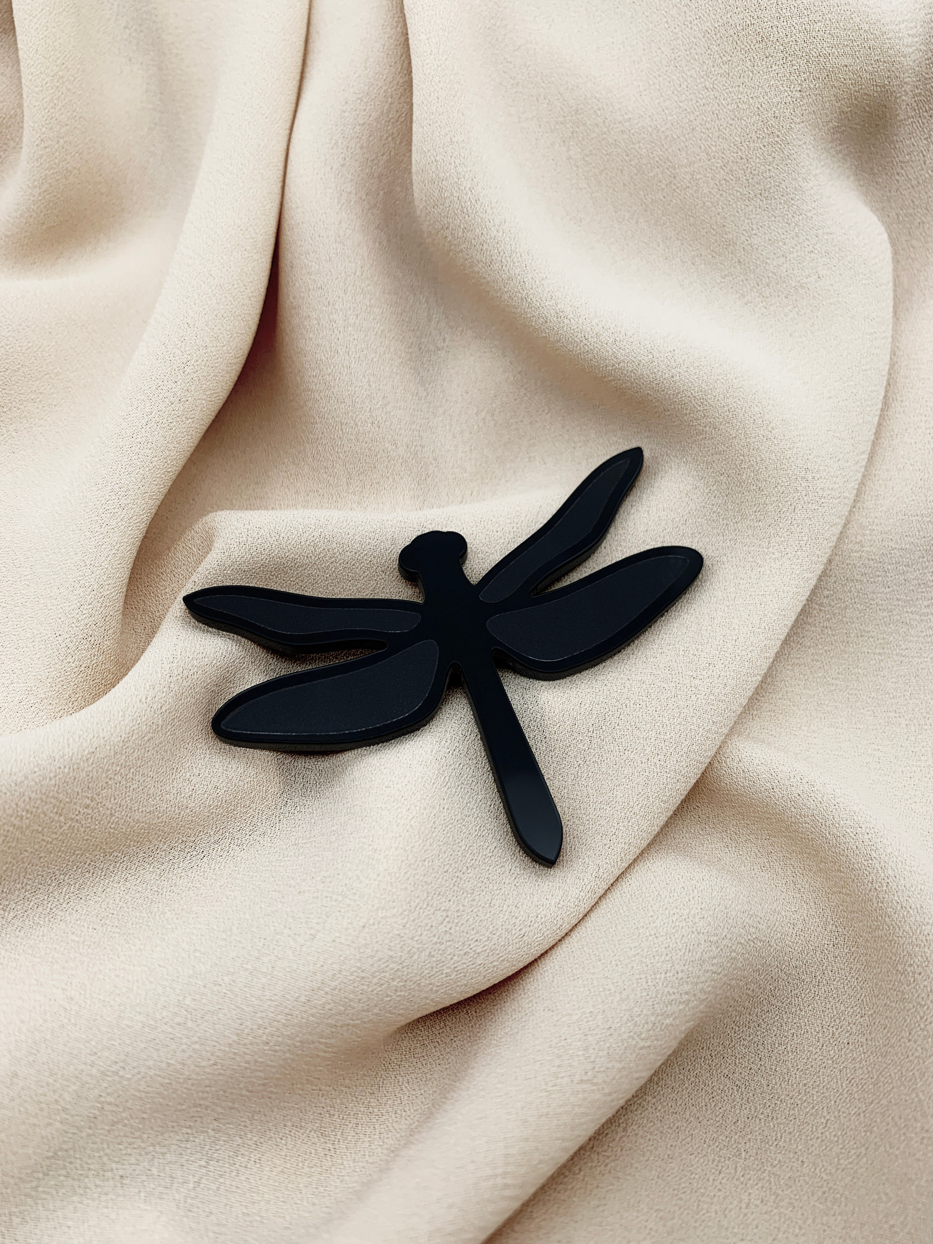 Spāre ar atstarojošiem spārniem - melns