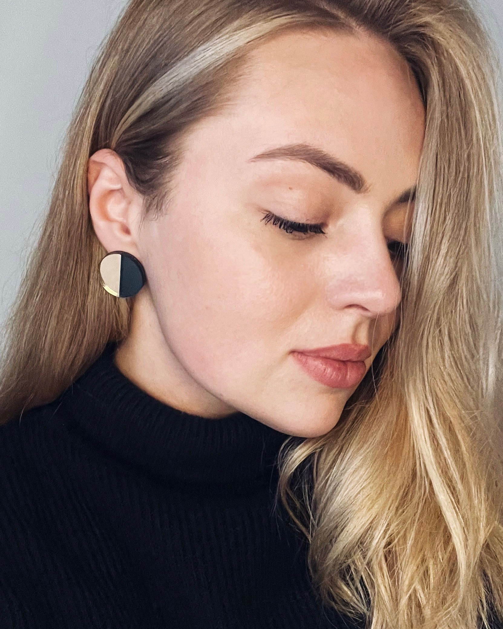 Dark green and gold circles