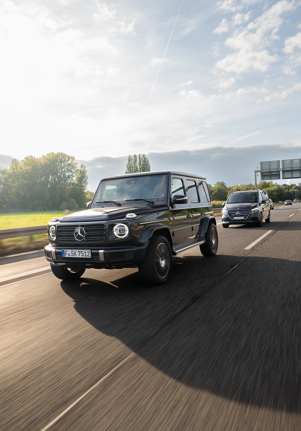 Blackline G-Klasse und V-Klasse auf frankfurter Autobahn in Kolonne