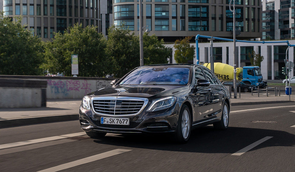 Luxus Flughafentransfer FRA mit Blackline S-Klasse