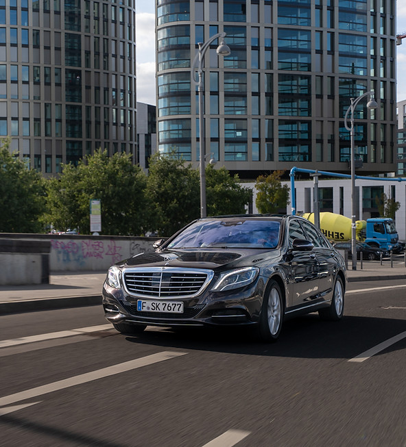 Frontalsicht auf Blackline Limousine bei Fahrt in Frankfurt