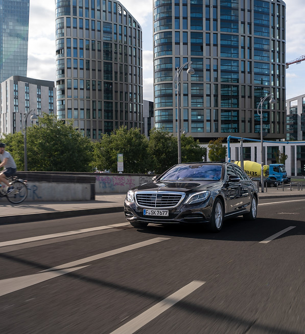 Blackline Limousine im Frankfurter Ostend vor EZB