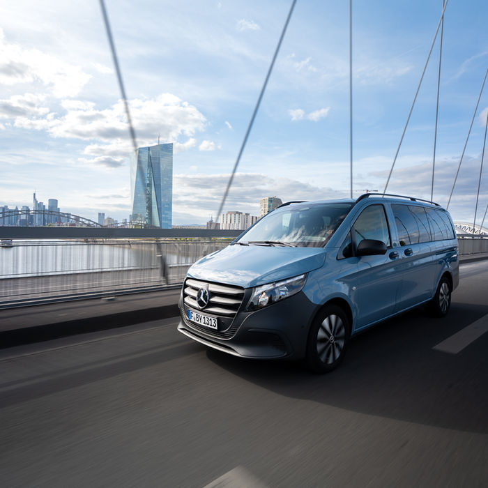 Eventshuttle Vito bei der Überfahr der Osthafenbrücke in Frankfurt am Main
