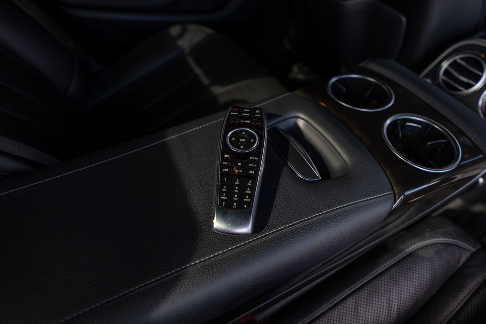 Premium Limousinenservice mit Infotainment im Fond inkl. Fernbedienung