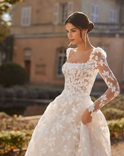 Robe de mariée Velaz signée Rosa Clará, coupe sirène en dentelle brodée, à découvrir chez Noces de Cristal à Nancy.