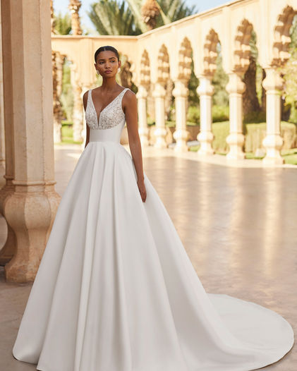 Robe de mariée Ordaz de Rosa Clará, style raffiné en satin ou en mikado, avec dos nu élégant et un bustier perlé, boutique Noces de Cristal à Nancy