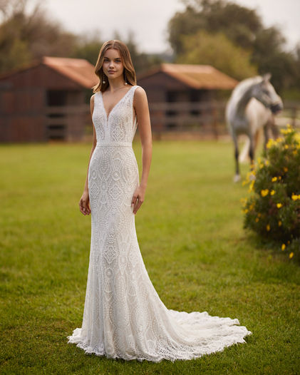 Robe de mariée Numian, Adriana Alier , coupe minimaliste en guipure, grand dos nu, boutique Noces de Cristal