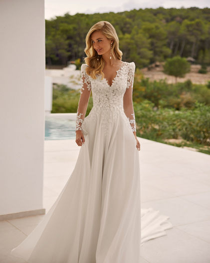 Robe Salome signée Adriana Alier, style romantique avec dos illusion en dentelle, boutique à Nancy.