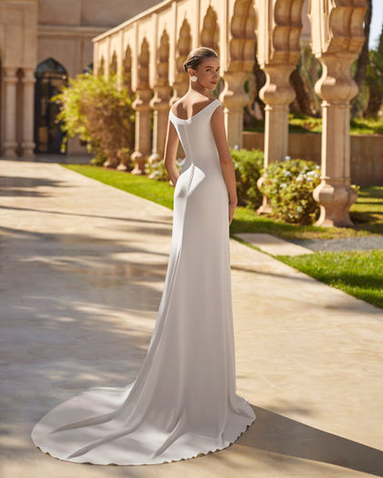 Robe de mariée Odrin signée Rosa Clará, coupe sirène en crêpe au style épuré, avec décolleté bateau et surjupe amovible en mikado, disponible chez Noces de Cristal à Nancy.