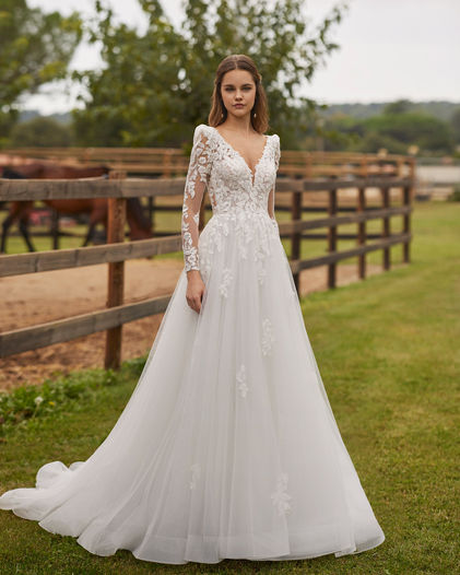 Modèle Nolir signé Adriana Alier, coupe ajustée avec jupe évasée en tulle, boutique Noces de Cristal à Nancy