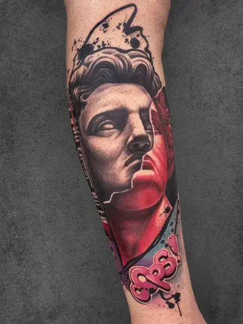 An artistic black-and-grey rendition of Michelangelo’s David, juxtaposed with red pop art accents. This tattoo on the forearm combines classical art with a modern twist. Inked by students of Aliens School of Tattoo Art