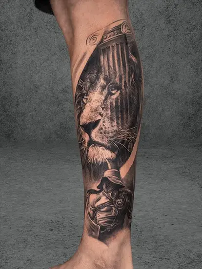 A majestic lion’s face with a soldier figure below, symbolizing courage and honor. This black-and-grey tattoo spans the entire leg, with shadow and detail work that captures both fierceness and bravery. Crafted by students of Aliens School of Tattoo Art