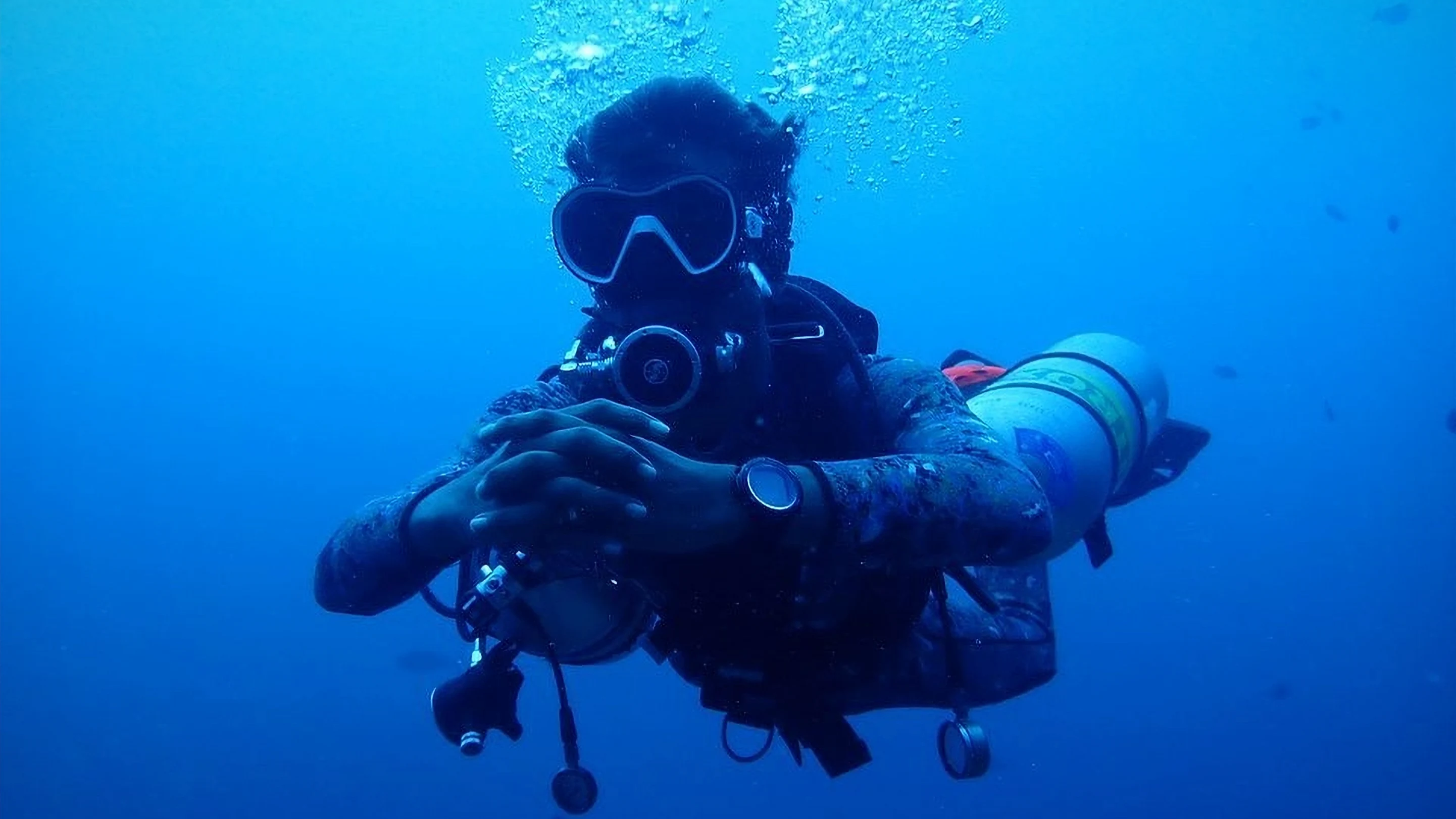 PADI Sidemount Diver carrying twin tanks viewed from front, diving with Dive Desk Male' and the Maldivian Academy of Diving Himmafushi in the Maldives.