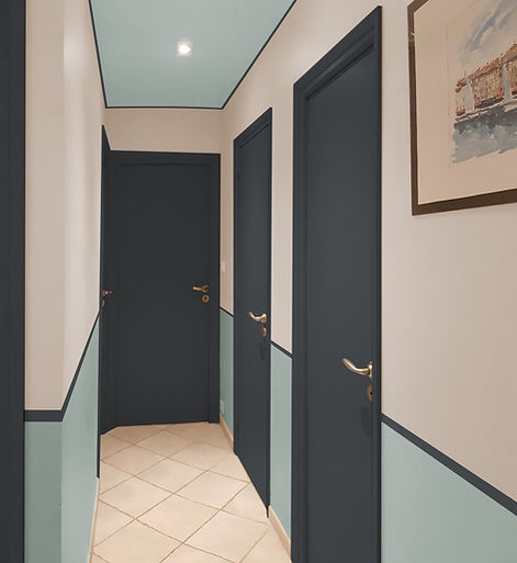 Conseil couleur peinture d'un couloir, bleu, plafond peint, à La Londe Les Maures, par l'architecte décorateur d'intérieur Mosser Intérieur Design dans le Var