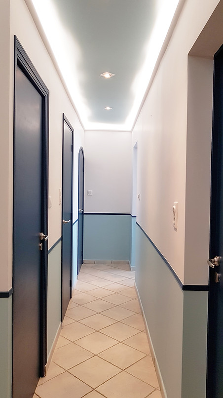 Conseil couleur peinture d'un couloir, bleu, plafond peint, à La Londe Les Maures, par l'architecte décorateur d'intérieur Mosser Intérieur Design dans le Var