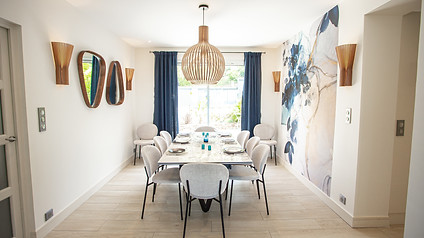 Aménagement agencement et décoration d'un salon, séjour, salle à manger chic et contemporain à La Londe Les Maures, par l'architecte décorateur d'intérieur Mosser Intérieur Design dans le Var