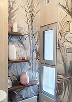 Rénovation d'un WC chic et moderne, avec du carrelage imitation papier peint, des robinetterie cuivrée, plaque de déclenchement Gessi, étagères en chêne massif, meuble de rangement avec vasque posée, par l'architecte d'intérieur, décorateur à La Londe dans le Var 83