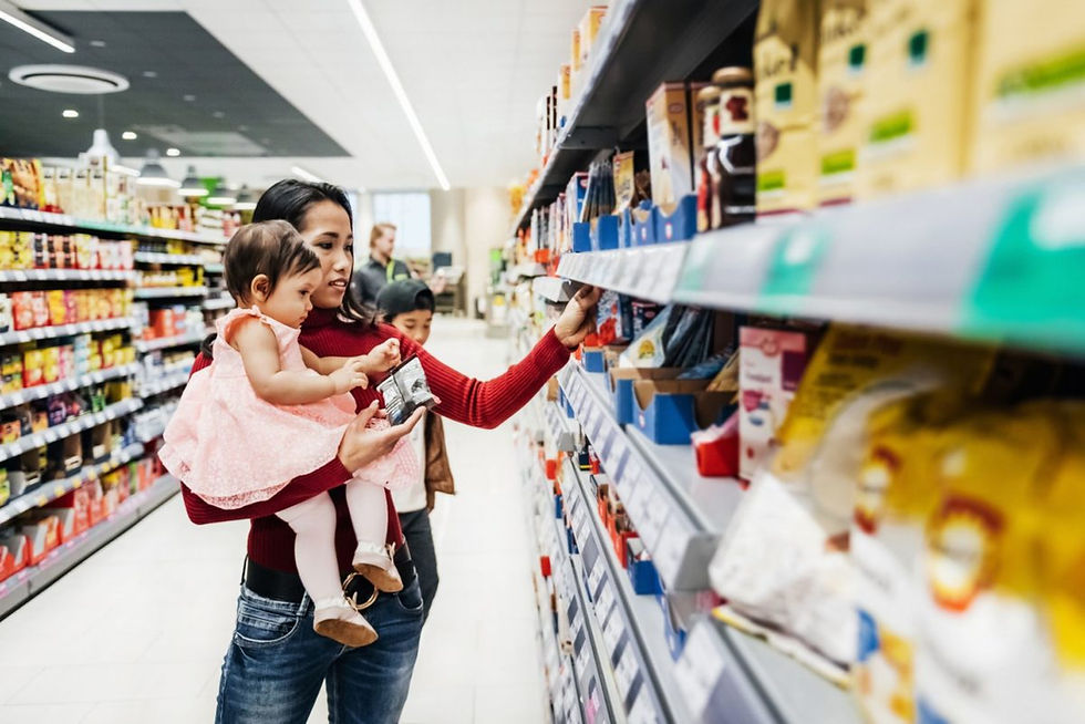 Une mère qui fait l'épicerie avec ses enfants