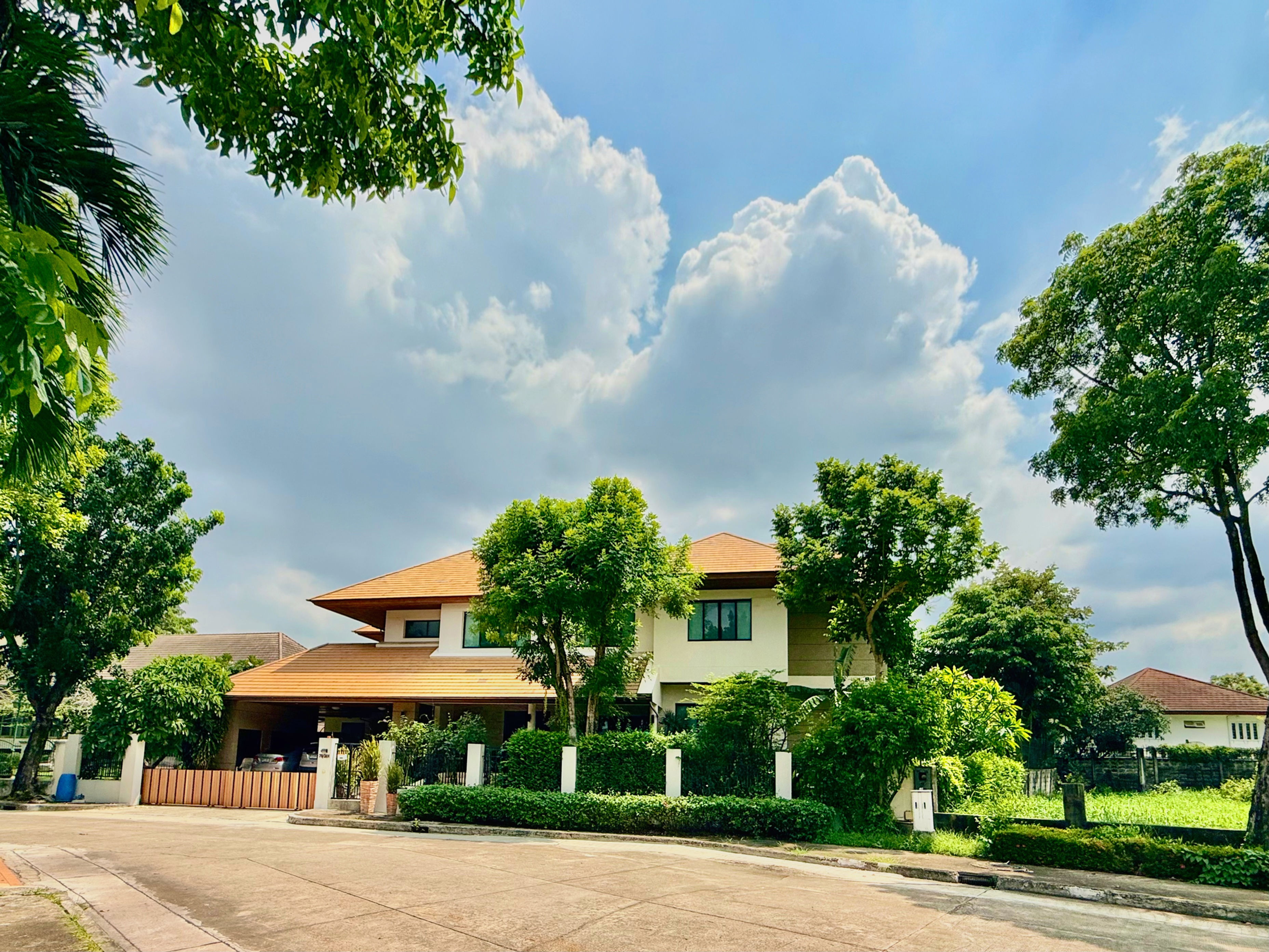 ขายบ้านเดี่ยวหรู 243 ตร.ว. หมู่บ้านปัญญาอินทรา P1 พื้นที่ 560 ตร.ม. ทิศใต้