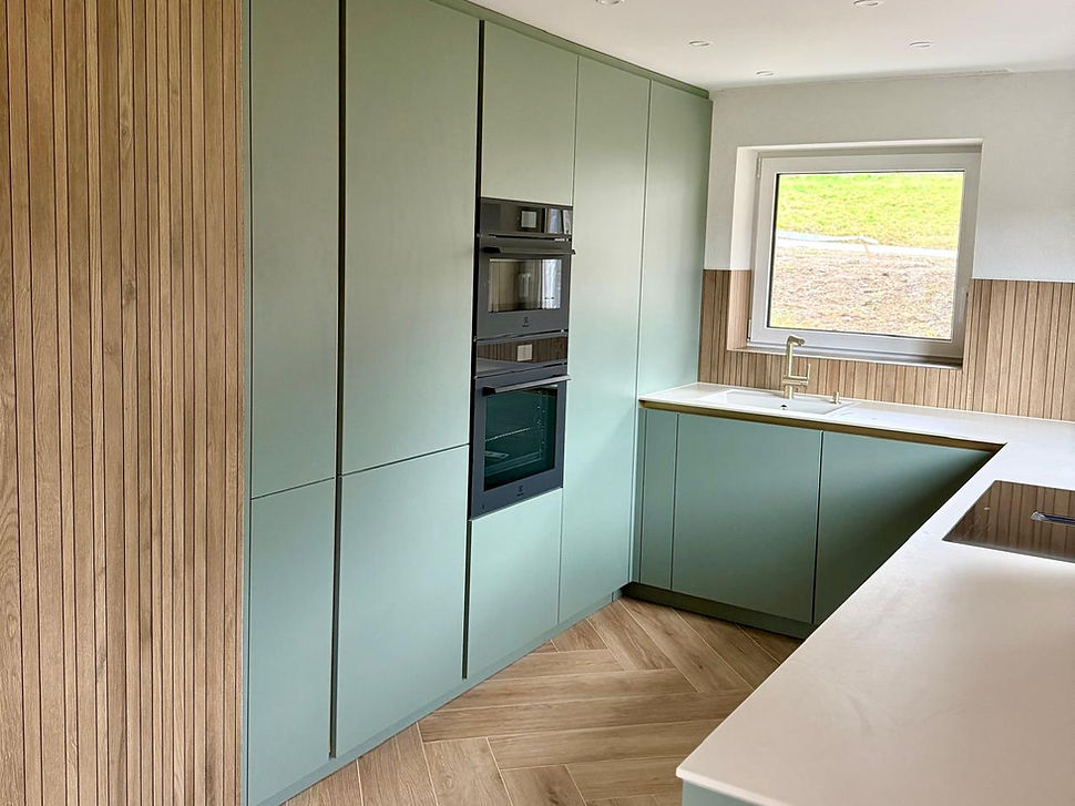 Moderne Küche in Farbe salbeigrün und gold