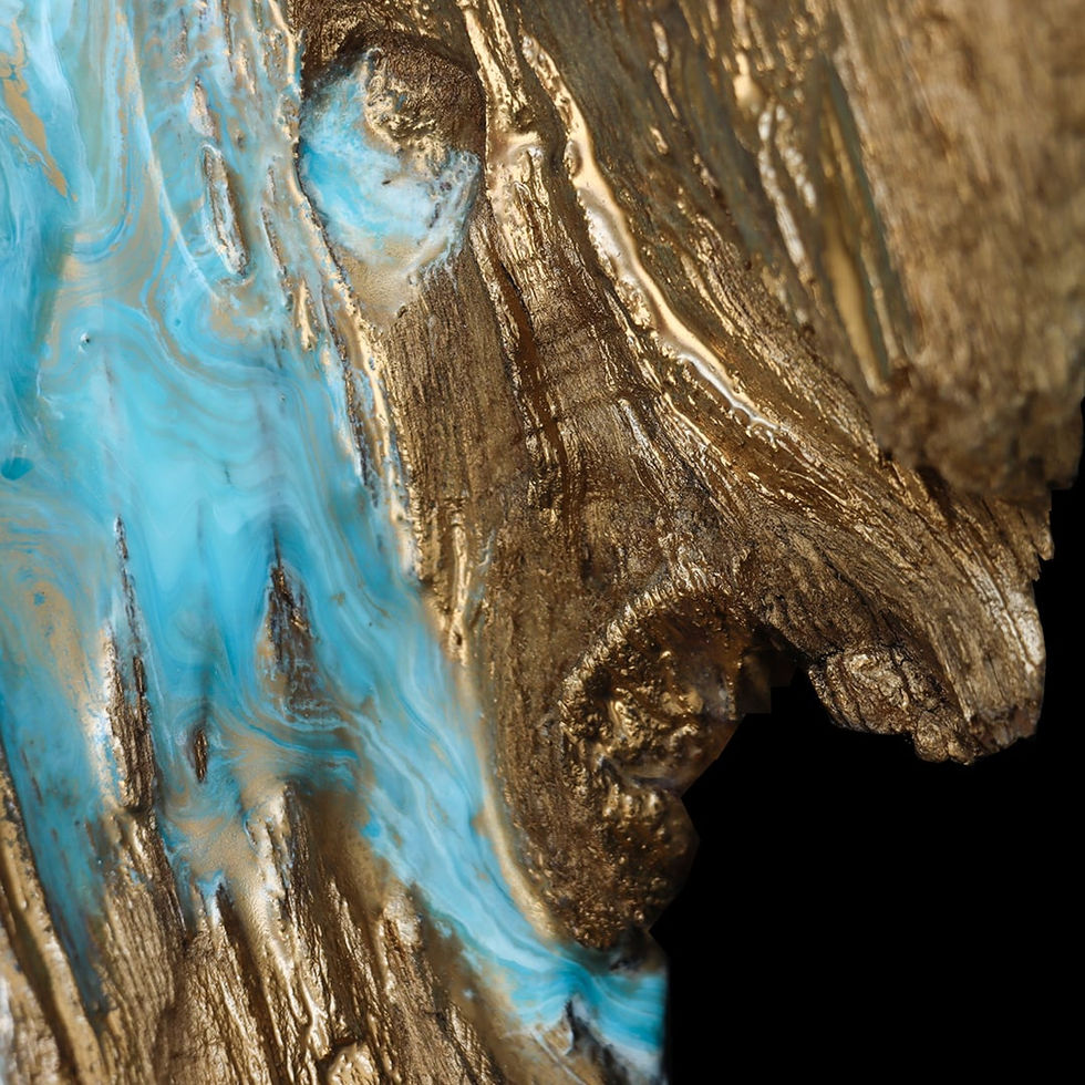 Treibholzskulptur mit türkis-blauem Epoxidharz und goldveredelter Oberfläche auf schwarzem Sockel