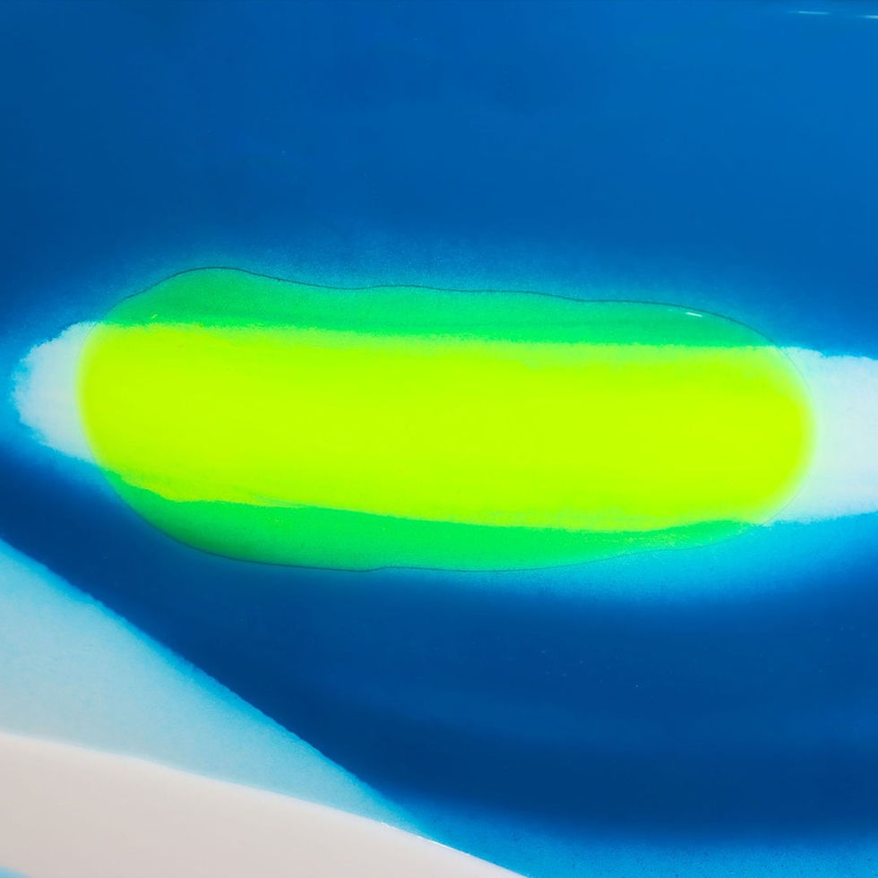 Prismar Marina Di Bartolomeo love 1 ist ein positives Werk aus Epoxidharz die 3 d Buchstaben leuchten in der Nacht.