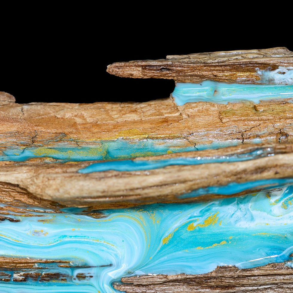Treibholzskulptur mit blauem, türkisfarbenem und goldenem Epoxidharz auf Metallständer