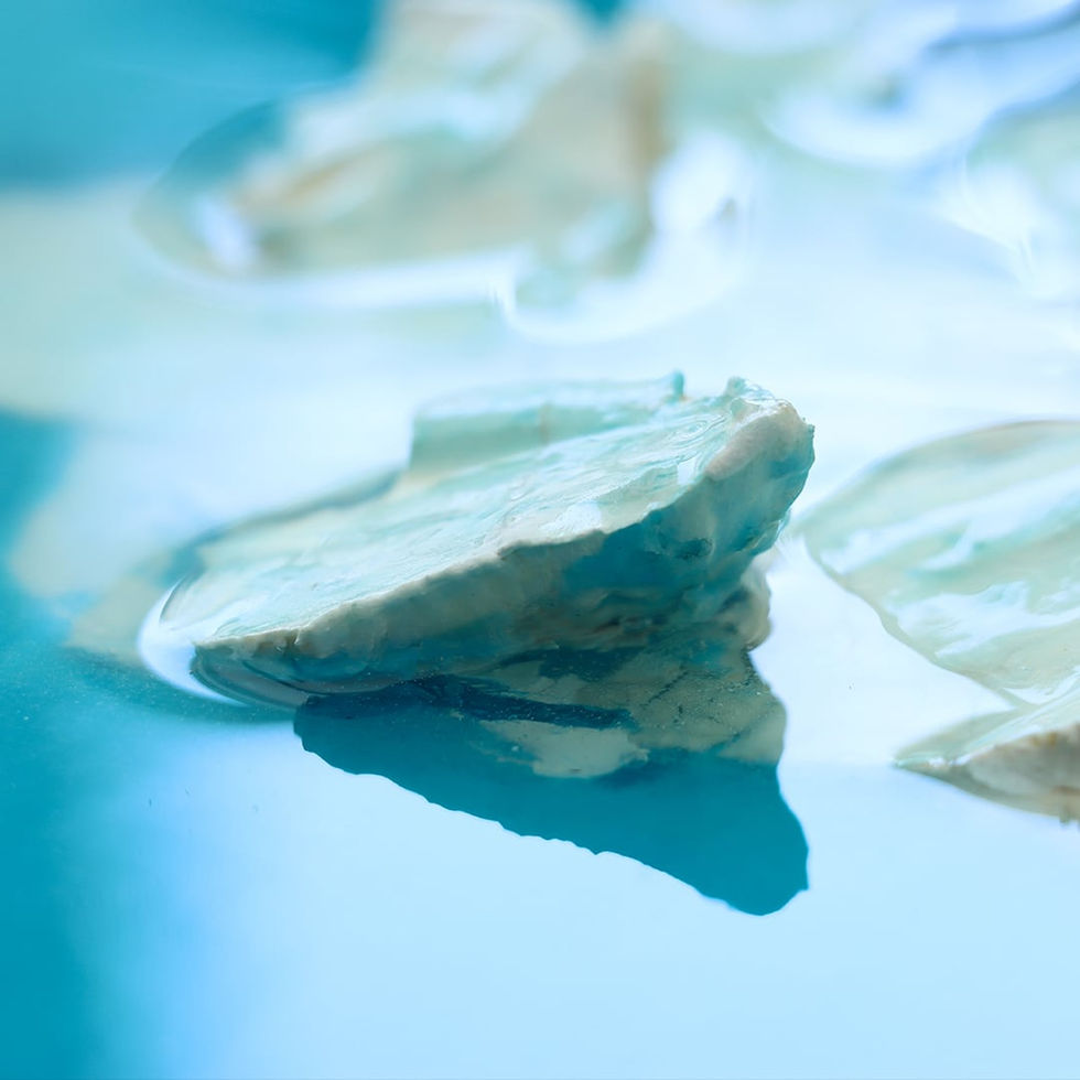 Abstraktes Mixed-Media-Gemälde in Türkis, Blau und Weiß mit strukturierter Oberfläche, Resin und arktischer Anmutung