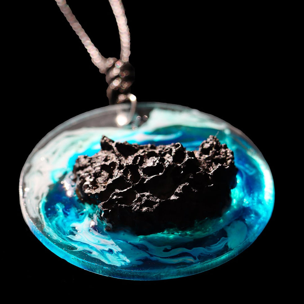 Lava und Meer Kette mit Lavastein aus Lanzarote und Epoxidharz Meer Anhänger.