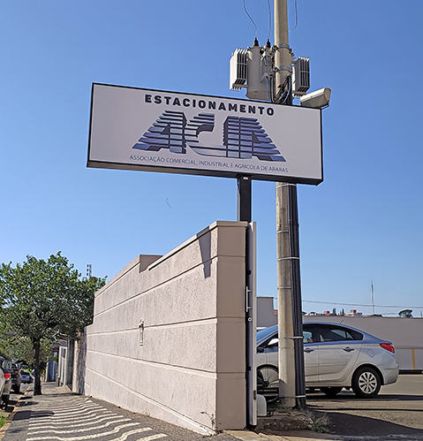 O estacionamento da ACIA recebeu nova placa de identificação