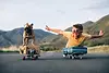 Hund und Junge auf Skateboard