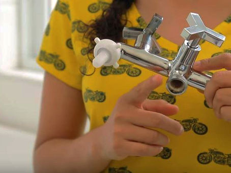 Mulher segurando uma torneira de dois registros.