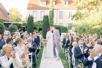 Die Location, die historische Scheune8 auf dem Grenzhof Heidelberg, verleiht mit ihrem rustikalen Charme und der Geschichte als ehemalige Brennerei eine besondere Atmosphäre, die sich wunderbar für eine elegante, zugleich romantische Feier eignet. Gemeinsam mit der Hochzeitsplanerin Britta Stamm entwickelten wir ein Konzept, das die natürliche Schönheit der Location unterstrich.