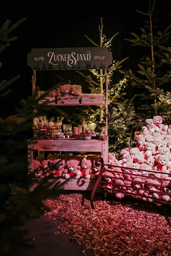 Weihnachtsfeier in Lagerhalle mit Lichterhimmel