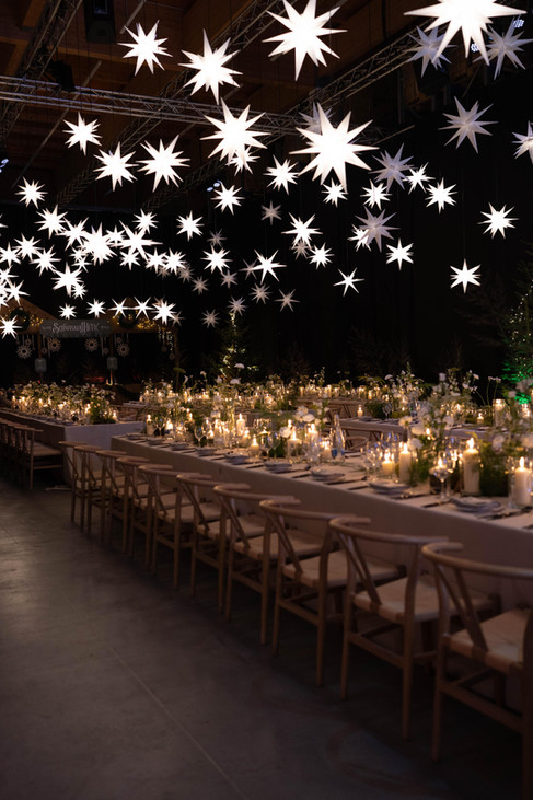 Weihnachtsfeier in Lagerhalle mit Lichterhimmel