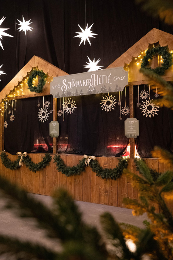 Weihnachtsfeier in Lagerhalle mit Lichterhimmel