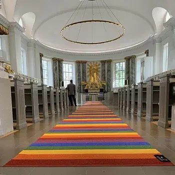 Pridemattan Gilbert i en kyrka