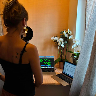 Paula Helander i sin hemmastudio