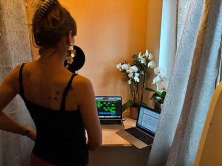 Paula Helander i sin studio med akustikdämpande tapet