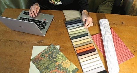 Skrivbord med akustikdämpande gardintyg, akustikdämpande tapet och dator