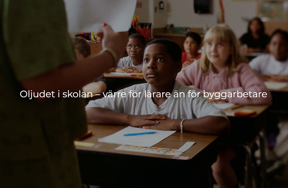Lärare framför elever i klassrum med dålig ljudmiljö