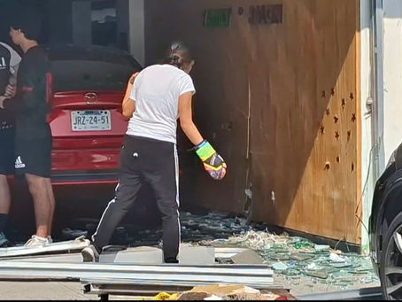#VIDEO Auto se estrella contra Salón de Belleza en Zapopan