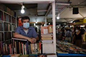 “Surpreendeu”: público e expositores comemoram o retorno da Feira do Livro à Praça da Alfândega