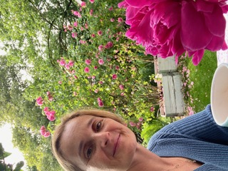 Julia Hesselmann im Garten Blütenpracht