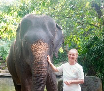 Julia mit Elefant in Khao-Lak Thailand