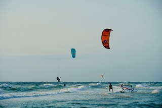 Kitesurfer am Abend in Holland