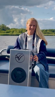 Julia Hesselmann auf dem Boot Giethoorn