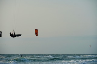 Kitesurfer am Abend in Bergen aan Zee