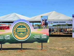 Placa de sinalização com informações do evento