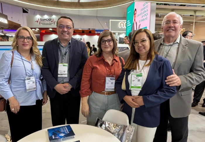 Diretoria do icob junto com integrantes da feira pousando para foto